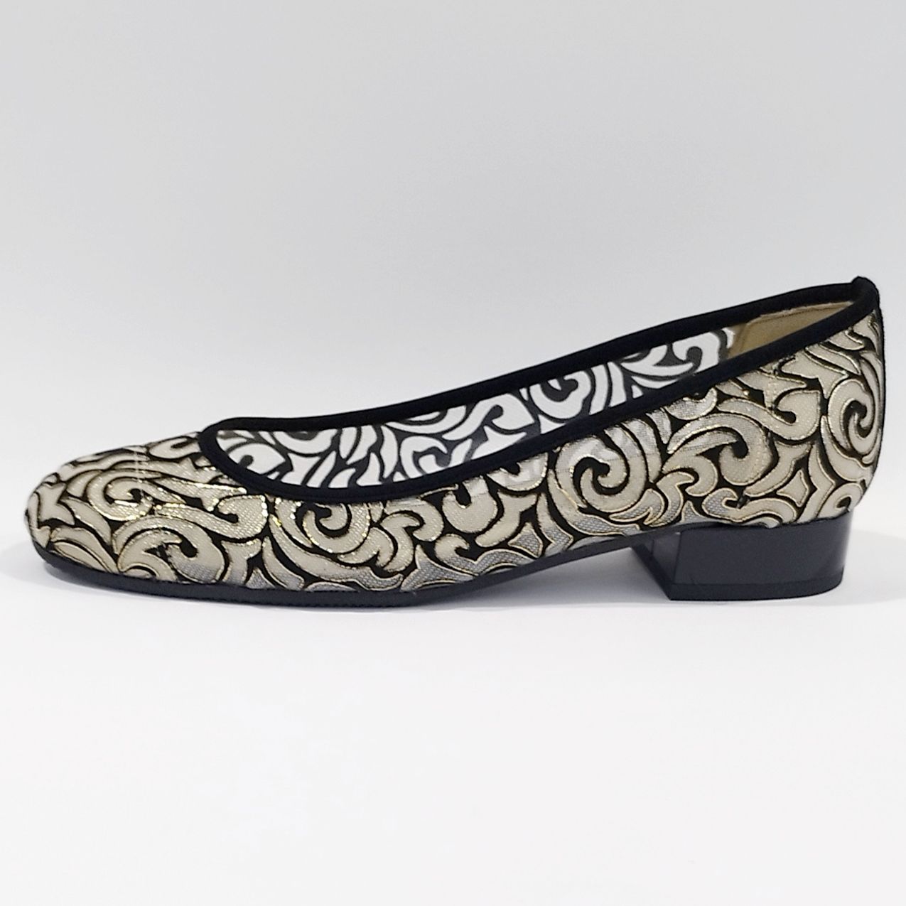 AZUREÉ 211/60 - Bailarinas Preciosa bailarina Azurée en malla decorada con ante negro y dorado. El tacón ancho es de 2cm y suela antideslizante. Un zapato cerrado muy fresco para la época estival sin perder elegancia. Bolso a conjunto.
